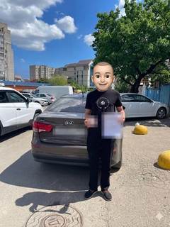 Выдача автомобиля Kia: клиент у машины (лицо скрыто, номер закрыт)
