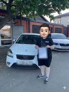 Выдача автомобиля Kia: клиент у машины (лицо скрыто, номер закрыт)