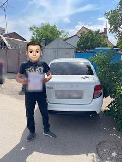 Выдача автомобиля Lada: клиент у машины (лицо скрыто, номер закрыт)